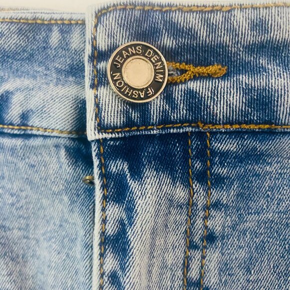 Classic Light Blue Denim Shorts – XL, Made in China - Picture 6 of 17